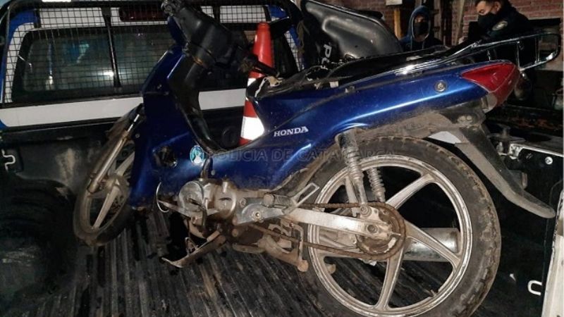 Empujaba una moto robada