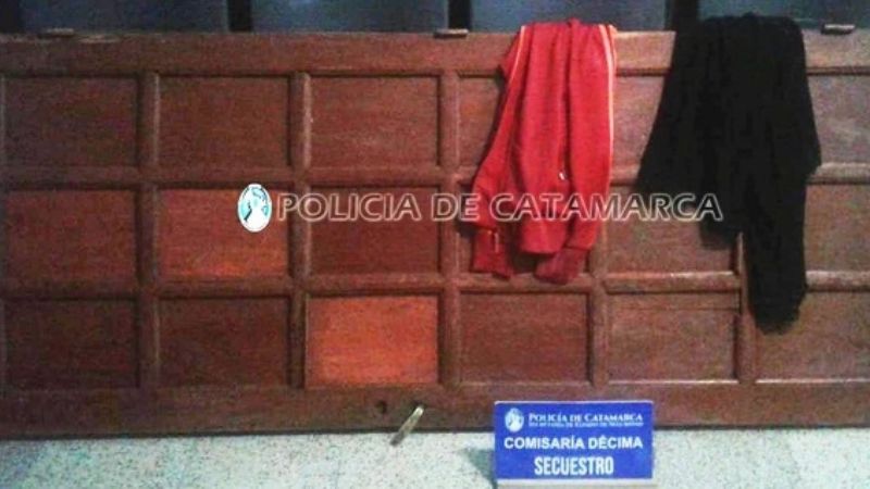 Lo sorprenden llevando una puerta de madera