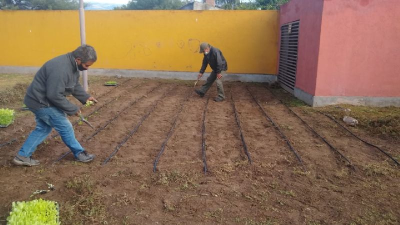 Extensión Rural instaló huerta educativa en el Hogar Warmi