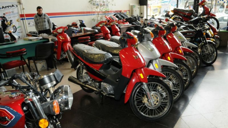 En abril, cayó el patentamiento de autos y motos en el NEA-NOA