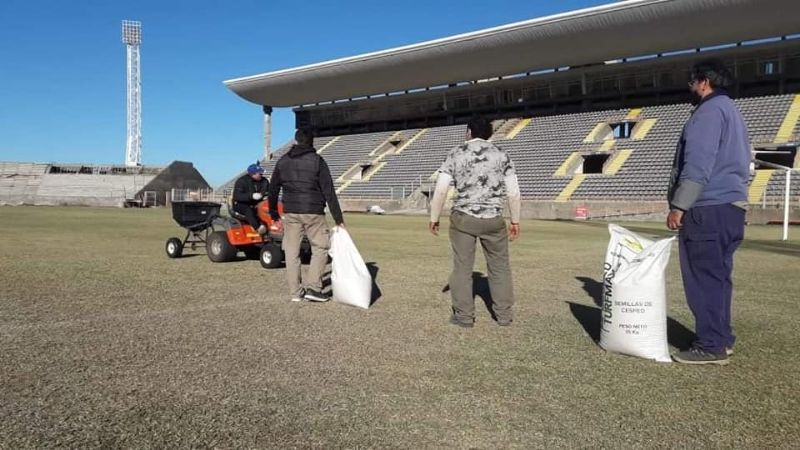 Comenzó el resembrado de invierno del Estadio Bicentenario