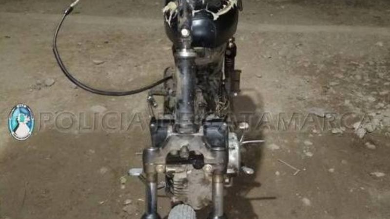 Policías sorprenden a una joven y un menor empujando una moto