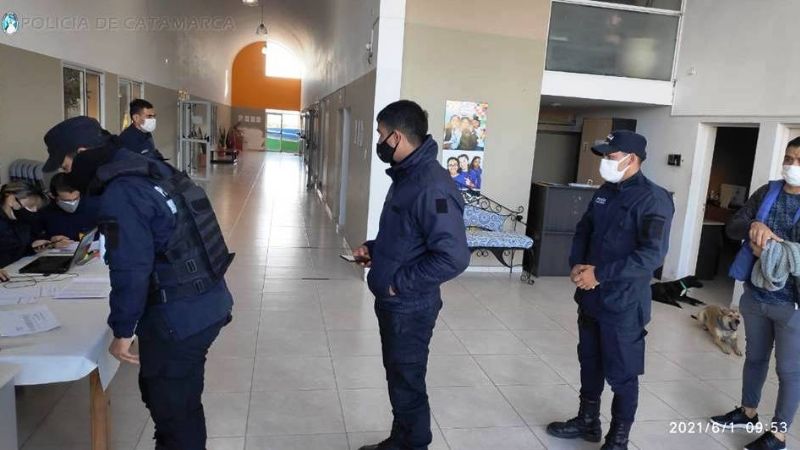 Continúa el operativo de vacunación a policías