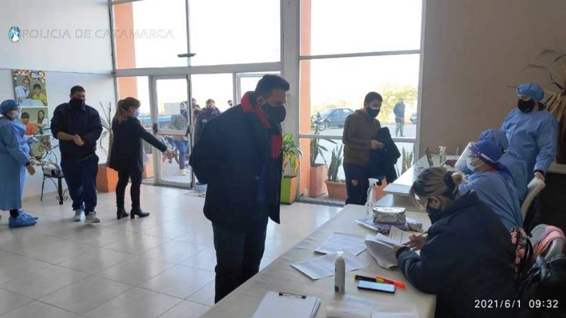 Continúa el operativo de vacunación a policías