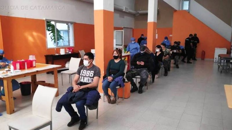 Continúa el operativo de vacunación a policías