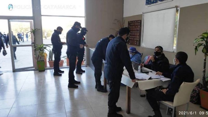 Continúa el operativo de vacunación a policías