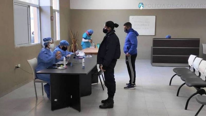 Continúa el operativo de vacunación a policías