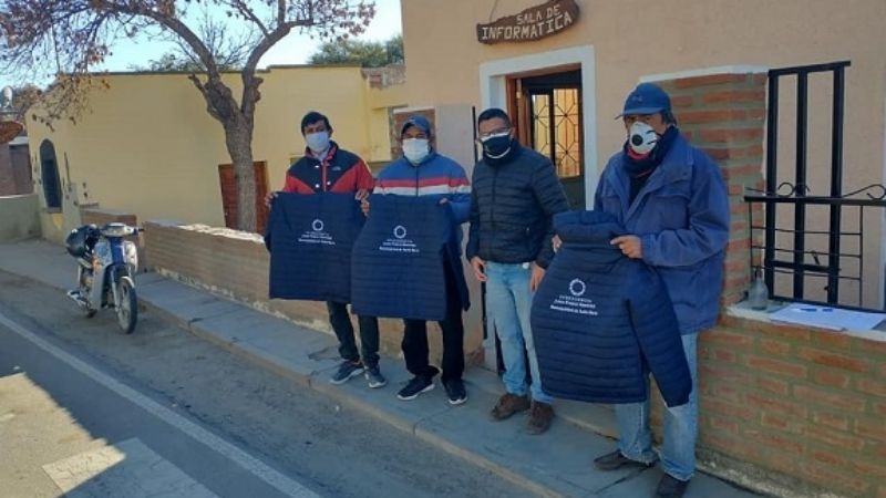 Entrega de indumentaria de abrigo a personal municipal