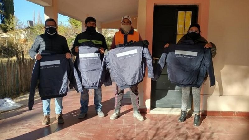 Entrega de indumentaria de abrigo a personal municipal