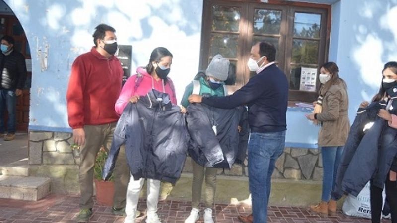 Entrega de indumentaria de abrigo a personal municipal