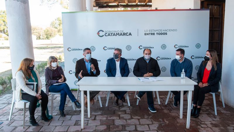 Jalil e intendentes firmaron convenio con la Superintendencia de Salud