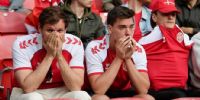 DESCONSUELO de los hinchas daneses que asistían al partido.