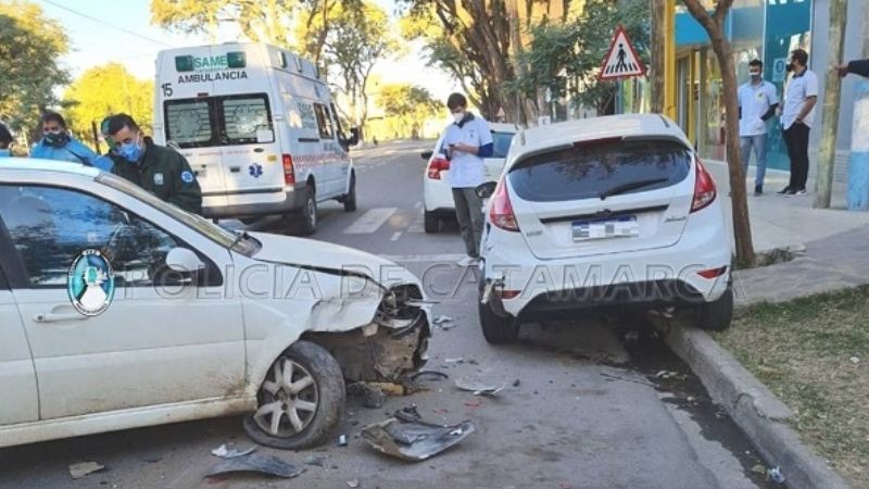 Chocó contra con un auto estacionado