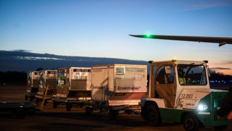 Llegan casi un millón de vacunas de AstraZeneca