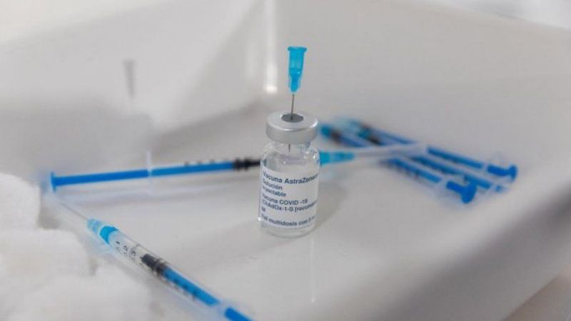 Detienen a un médico y al dueño de geriátricos por vender vacunas