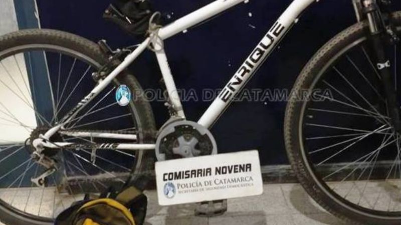 Abandonó la bicicleta y una mochila cuando vio a policías