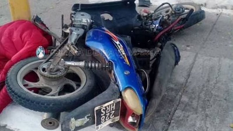 Joven en moto chocó contra un poste