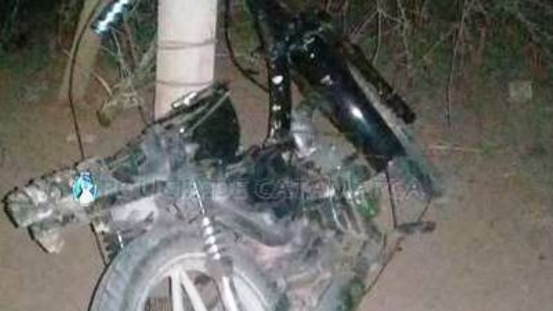 Perdió el control y chocó contra el poste de un cerco