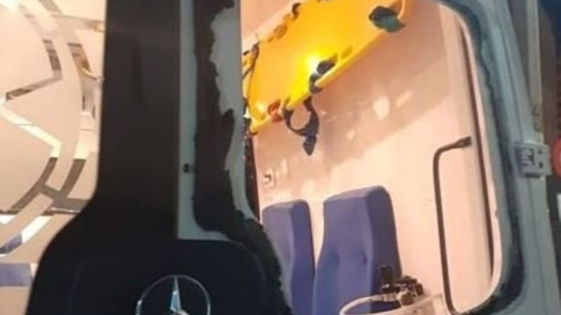 Descontrolado rompió el vidrio de una ambulancia