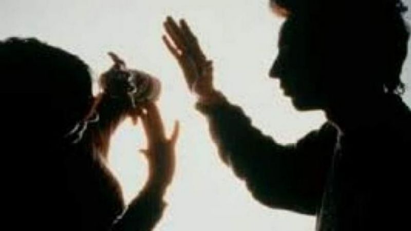 Aprehenden a un joven por golpear a su mamá