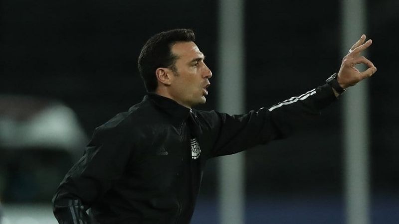 Scaloni se quejó por el estado del campo de juego