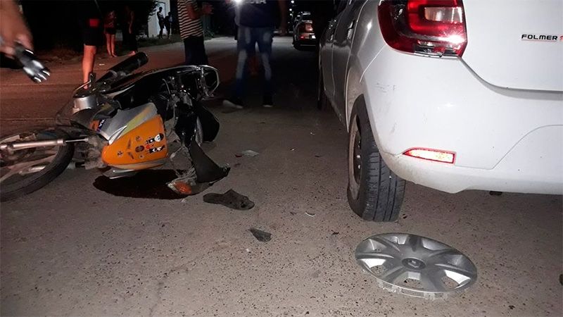 Chocó contra un auto estacionado