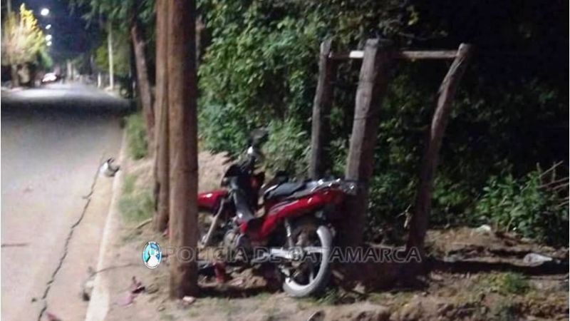 Adolescentes se cayeron de la moto en la ruta 41