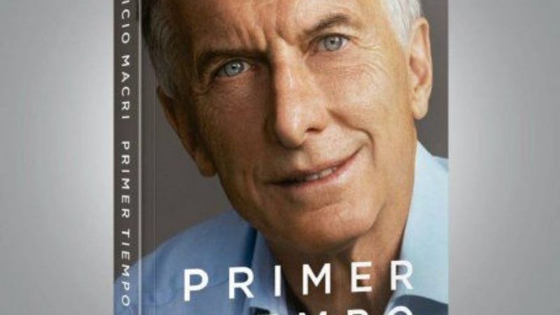 Ante fracaso en ventas, Macri aprovecha viaje a Mendoza para regalar libros