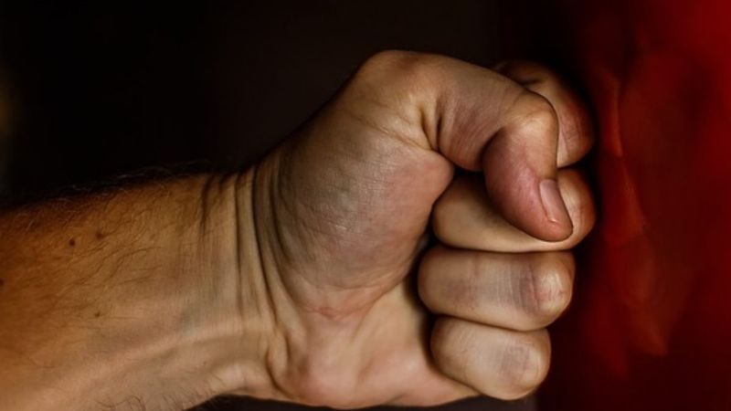 Detienen a un joven por agresión