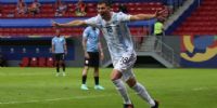 GUIDO RODRÍGUEZ, de cabeza, hizo el gol del triunfo para la Argentina.