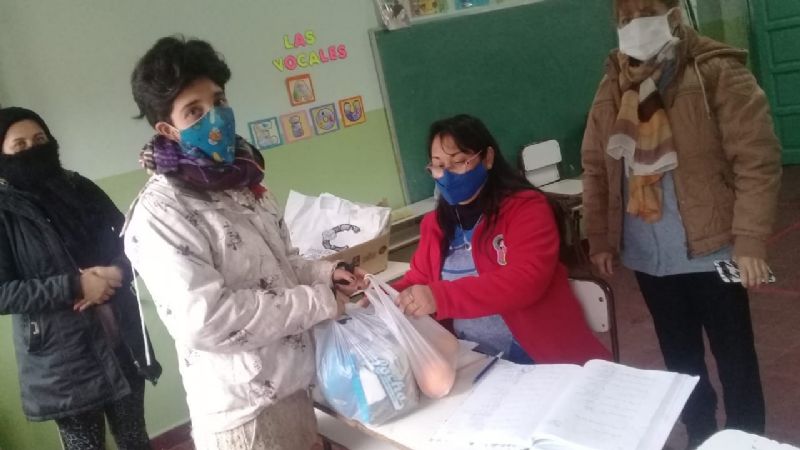 Entrega de módulos alimentarios en escuelas de la provincia