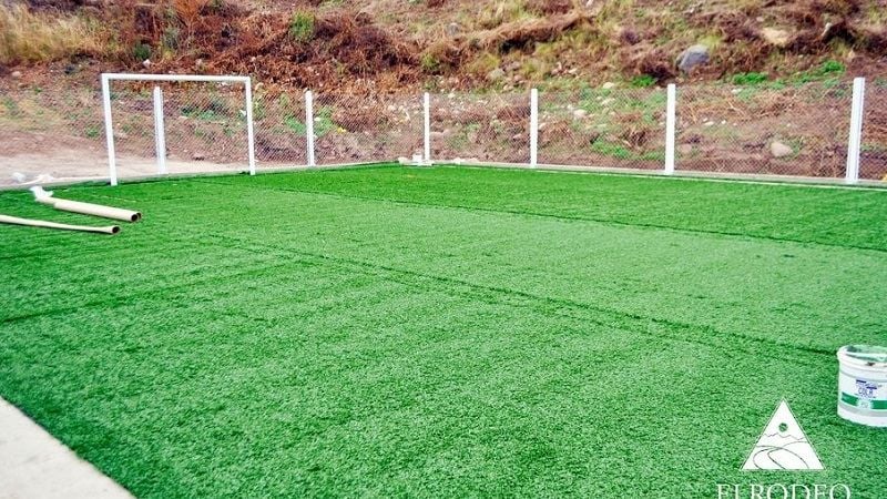 El Rodeo trabaja en su cancha de Fútbol 5, con piso sintético