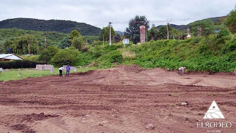 El Rodeo trabaja en su cancha de Fútbol 5, con piso sintético