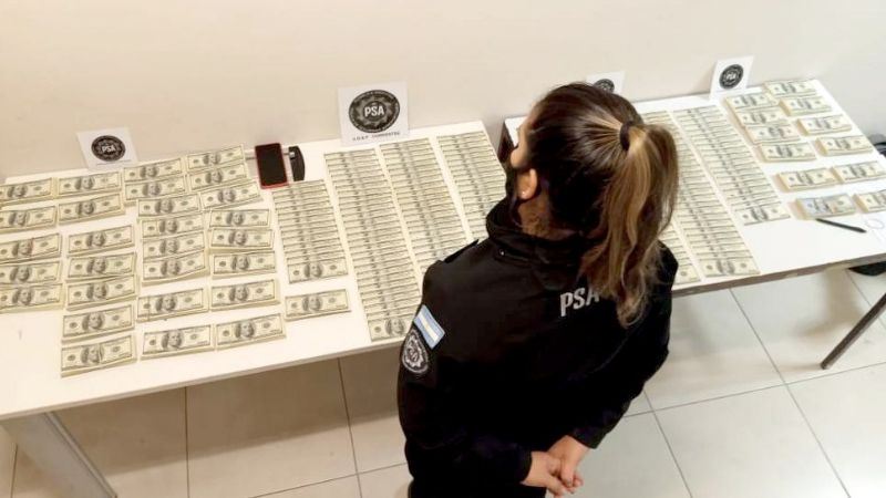 Decomisan miles de dólares a una pasajera en Corrientes