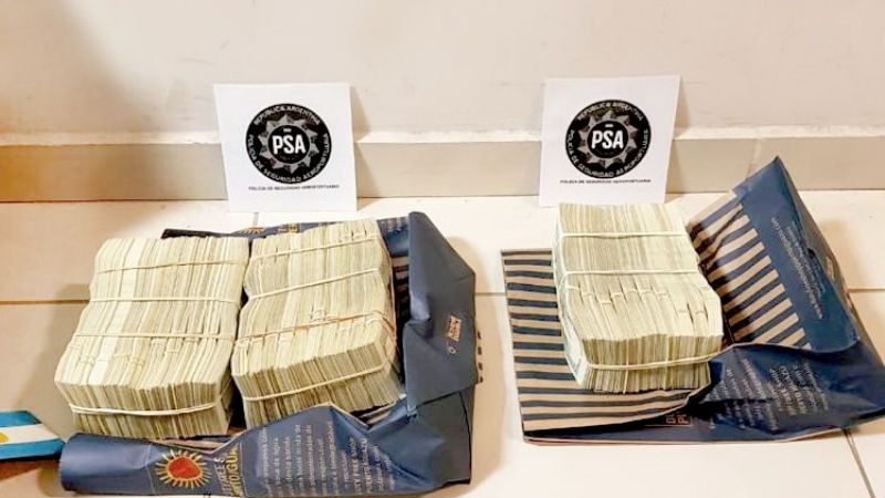 Decomisan miles de dólares a una pasajera en Corrientes