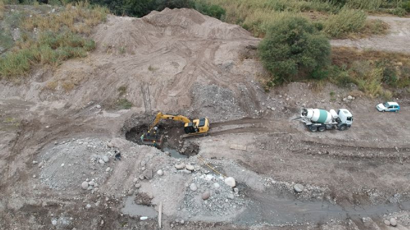 Inició la construcción de un puente para cañería en Río del Valle