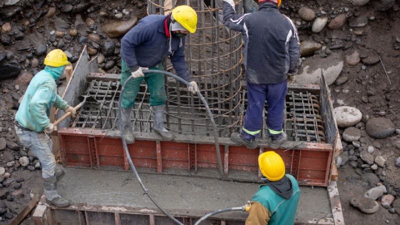 Inició la construcción de un puente para cañería en Río del Valle