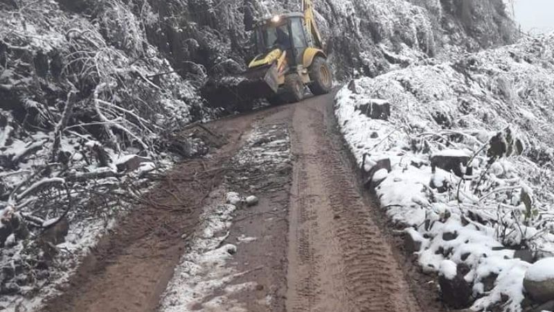 RNN°65 intransitable con nieve y barro en la calzada