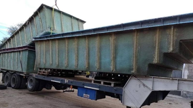 Se cayó una pileta de fibra y golpeó a dos obreros