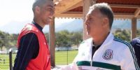 EL DT MARTINO recibiendo al mendocino, ahora mexicano, Rogelio Funes Mori.