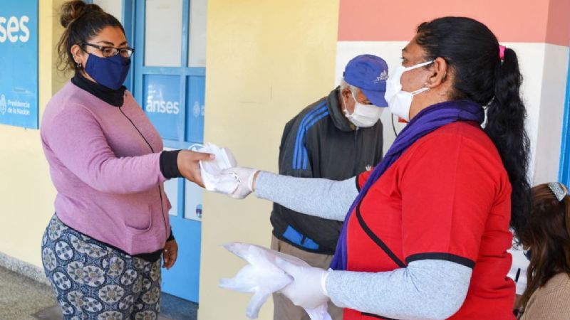 Continúa la asistencia a familias aisladas y la entrega masiva de barbijos