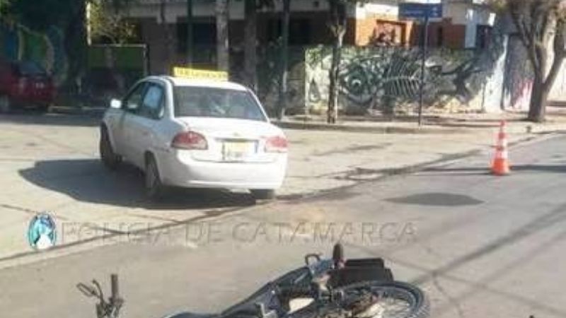 Taxista chocó a una moto y dos jóvenes terminaron heridos