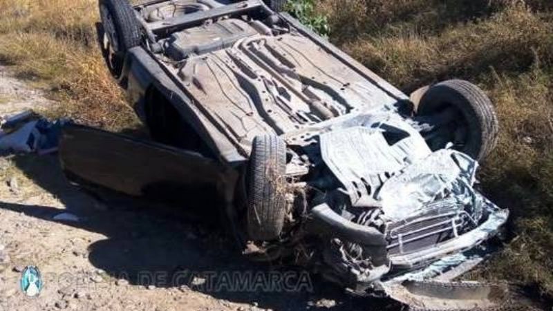 Volcó un auto con dos mujeres y dos niñas
