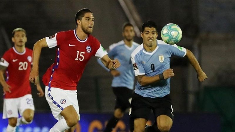 Tras la multa por el peluquero, Chile enfrenta a Uruguay