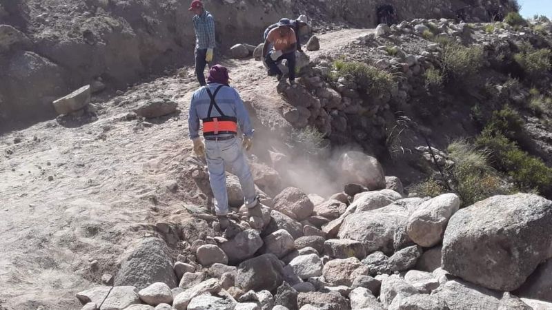 Trabajos para mejorar los caminos en Agua Amarilla