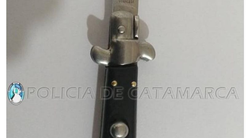 Fue aprehendido por intentar agredir a una familia con un puñal