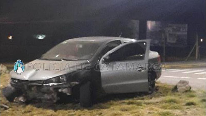 Perdió el control y terminó chocando con una rotonda