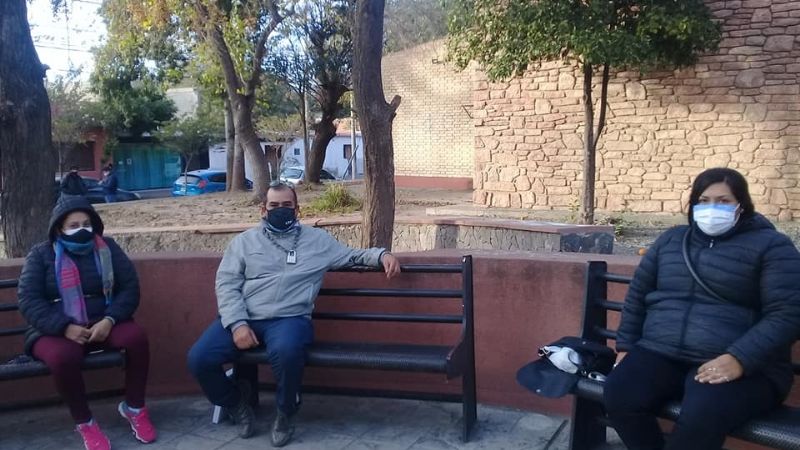 Dos meses sin respuestas: se encadenan para pedir una cirugía urgente