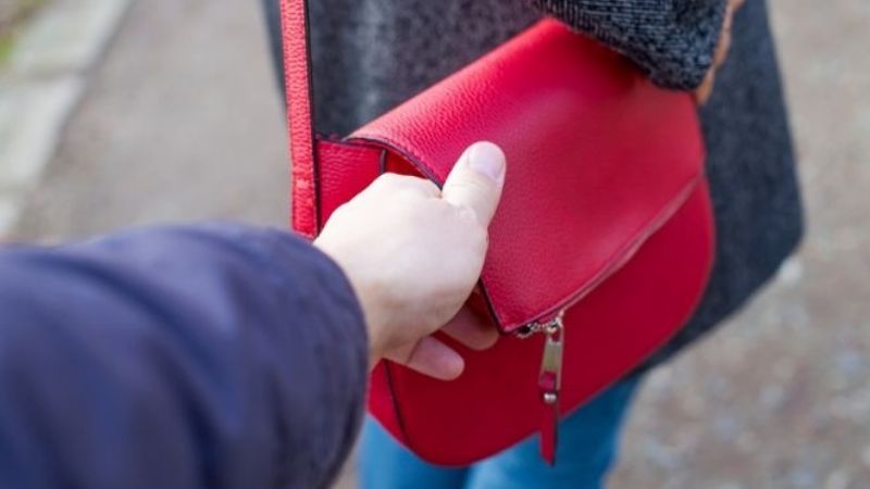 Aprehenden a un hombre por el robo de una cartera con dinero