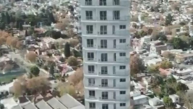 Edificio tiene un tobogán acuático en el piso 28